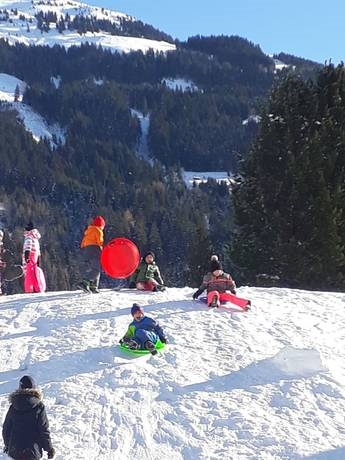 eine Gruppe von Menschen, die auf einem verschneiten Berg Ski fahren