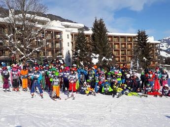eine Gruppe von Menschen, die auf dem Schnee Ski fahren