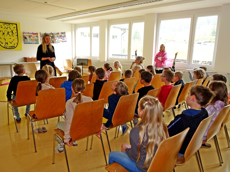 eine Gruppe von Kindern in einem Klassenzimmer