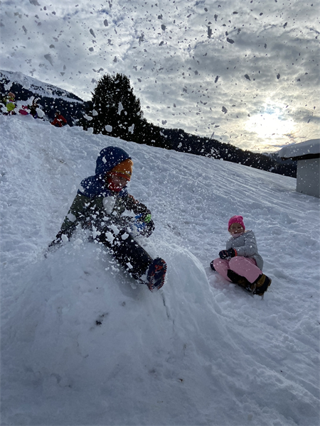 eine Person, die mit dem Snowboard einen schneebedeckten Hang hinunterfährt