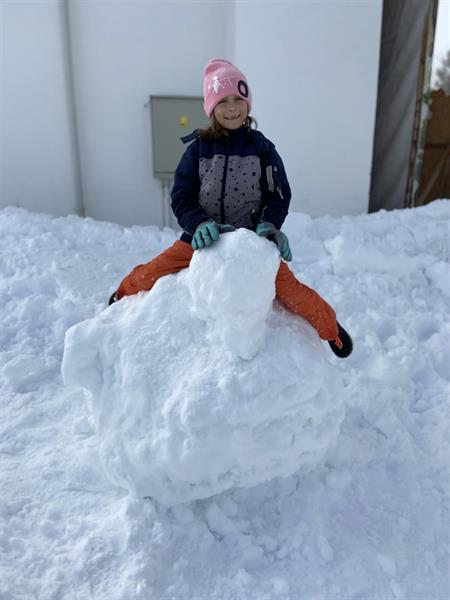 eine Person, die ein Selfie im Schnee macht
