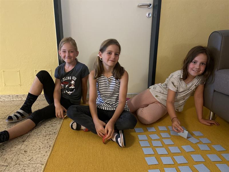 eine Gruppe von Mädchen, die auf dem Boden sitzen